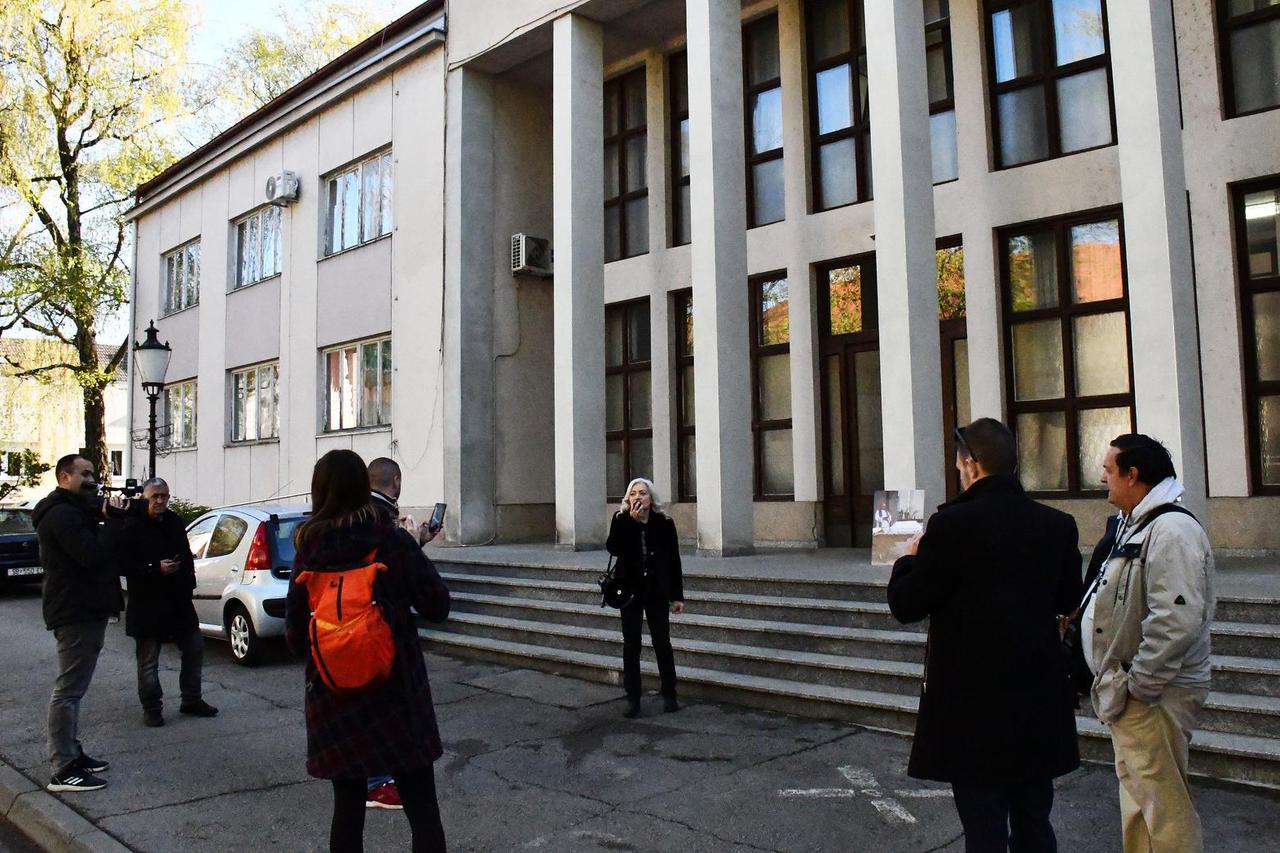 Slavonski Brod: Prosvjed ispred zgrade suda gdje traje suđenje za ubojstvo djevojčice Nikoll Dedić