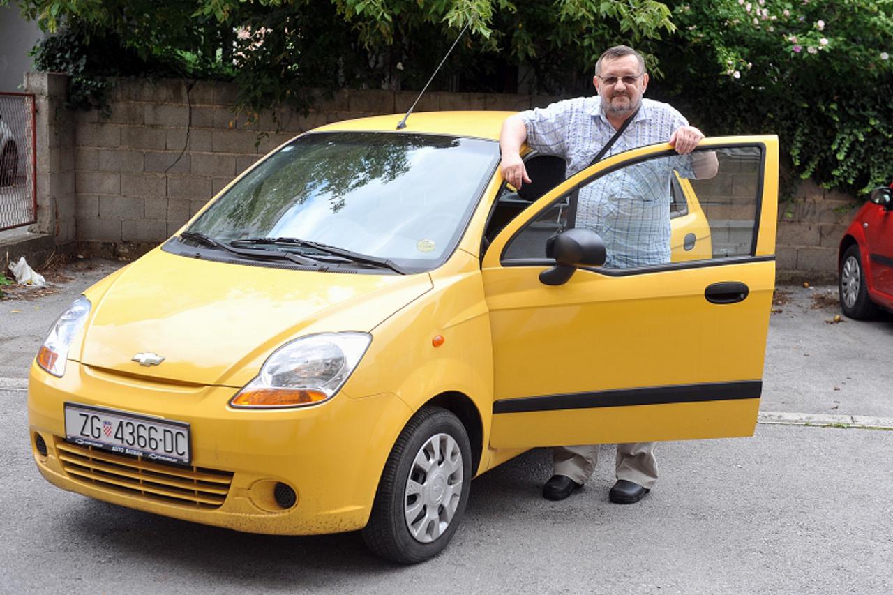 '30.07.2011., Zagorska 48, Zagreb - Miroslav Ivanov, zagrebacki umirovljenik kupio je Chevrolet Spark 2006. godine na kredit od 7 godina u Svicarskim frankama pa ga mora otplacivati do 2013. Rata mu j