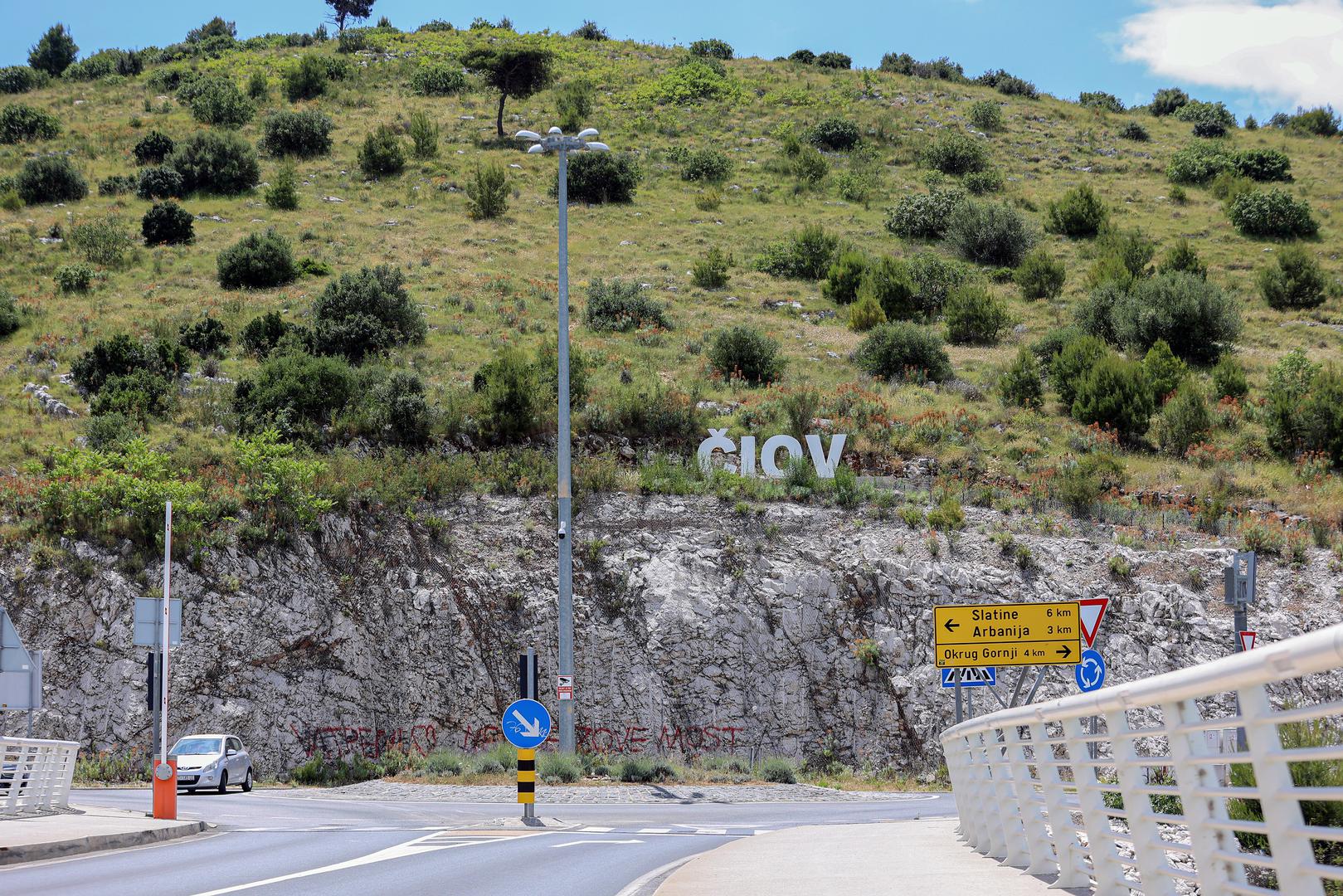 Zasad nije poznato gdje je slovo završilo, no svakako nije bio jednostavan ''zadatak'' jer su slova kojim se pozdravlja turiste i upućuje na otok na poprilično nepristupačnom terenu.