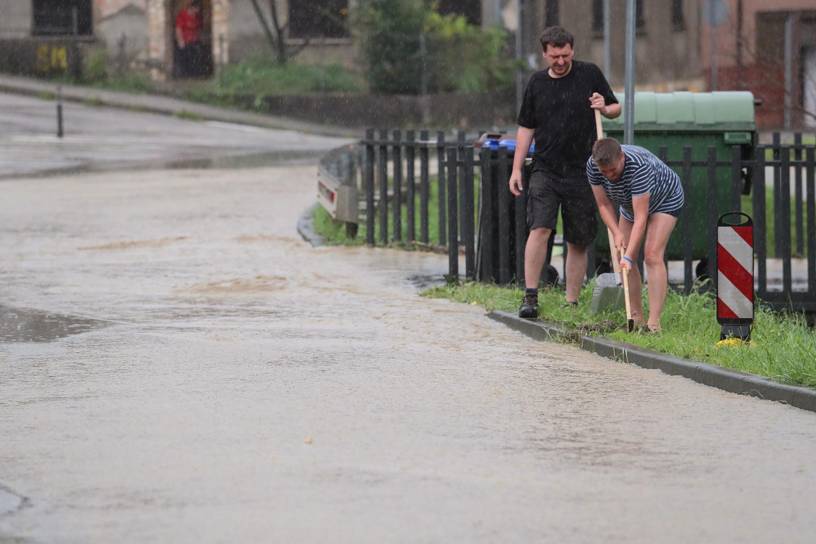 26.07.2020., Zagreb - Jako nevrijeme s kisom i tucom pogodilo je Crnomerec te je u ulici Fraterscica uzrokovalo vodenu bujicu i pucanje asfalta.  Photo: Luka Stanzl/PIXSELL