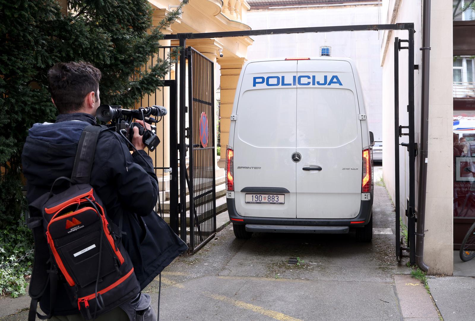 Kako doznajemo, među osumnjičenima je i drugi tajnik. Drugi tajnik ima diplomatski rank zato što radi u MVEP-u i ima završen fakultet, a ne zbog poslova koje točno radi. Inače, drugi tajnik je jedan od najnižih rankova u diplomaciji.