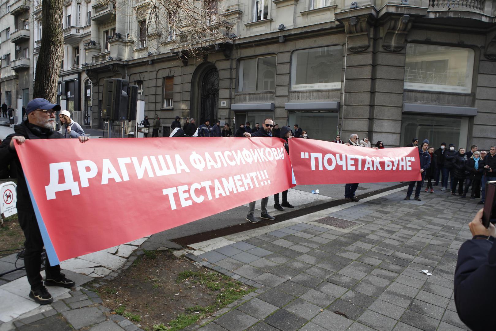 04, December, 2021, Belgrade - Lawyers gathered on Andric's wreath for a protest called "The Beginning of the Revolt", and the reason for the lawyers' protest is RioTinto and the law on expropriation, while after the protest they will join the citizens who block the roads from 2 pm. Photo: Amir Hamzagic/ATAImages

04, decembar, 2021, Beograd  - Advokati su se okupili na Andricevom venacu, na protestu pod nazivom "Pocetak bune", a razlog za protest advokata je RioTinto i zakon o eksproprijaciji, dok ce se nakon protesta prikljuciti gradjanima koji od 14 casova najvaljuju blokadu saobracajnica.Photo: Amir Hamzagic/ATAImages