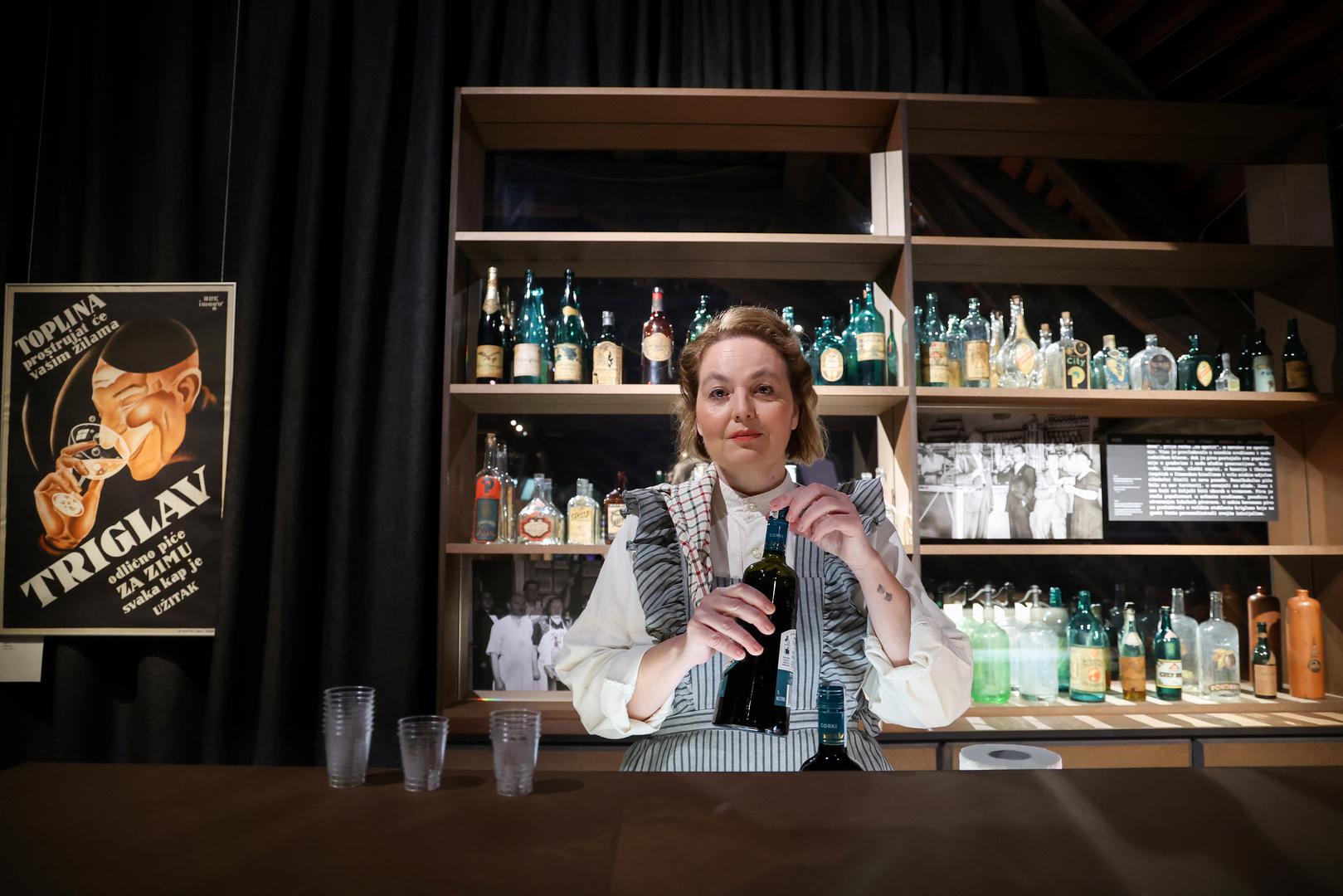 Na drugom katu, na izložbi Gutljaj prošlosti – Stare zagrebačke kavane, krčme i gostionice (1887. – 1939.) posjetitelji susreću šankerica i Antuna Gustava Matoša, a mogu se i pridružiti napetoj igri kartaša