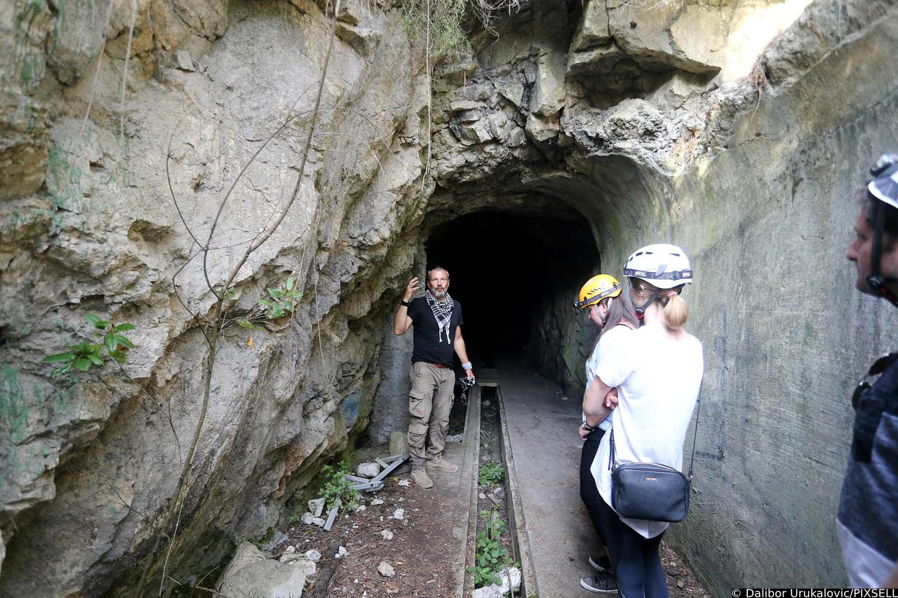 Vis Military Tour, pogled na Titove špilje i vojne tunele