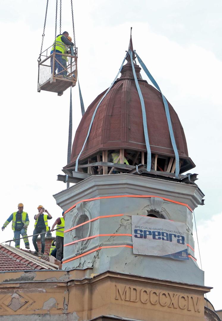 Skinuta kupola na križanju Frankopanske i Ilice zbog oštećenja u potresu