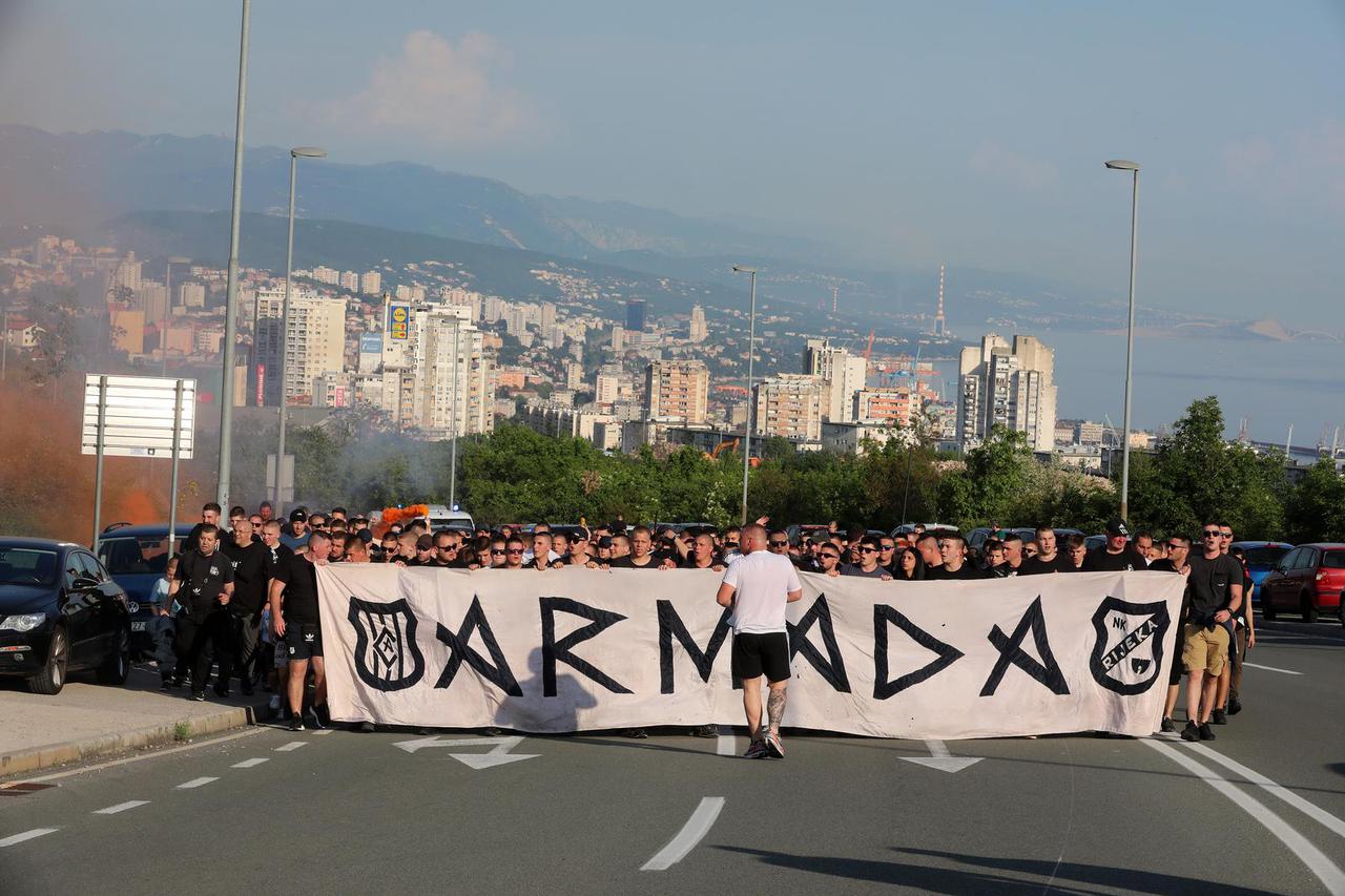 Korteo Armade uoči utakmice Rijeke i Istre