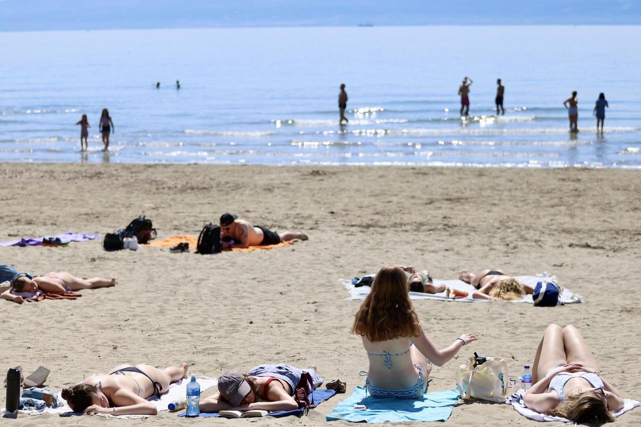 Split: Sunčanje na Bačvicama