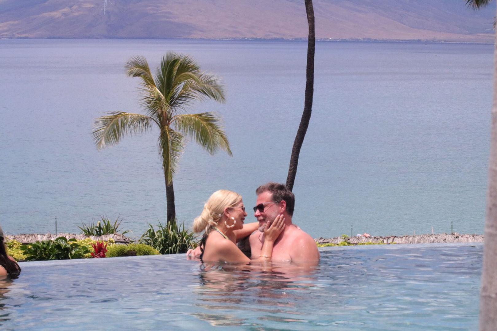 Potvrđuju to i  fotografije na kojima Tori i Dean u bazenu izmjenjuju nježnosti u bazenu tijekom godišnjeg odmora na Havajima. 