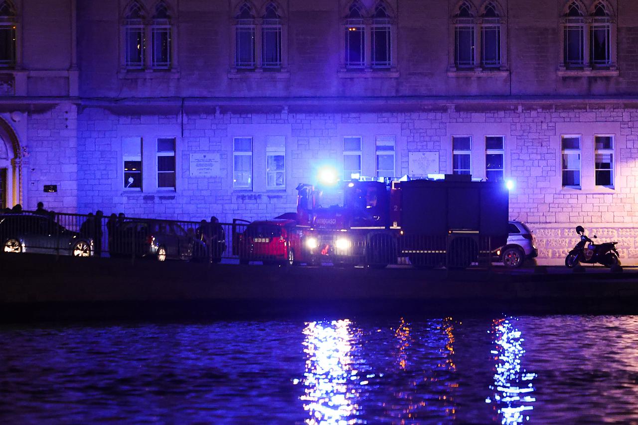 Trogir: Autom se zabio u parkirana vozila i poginuo