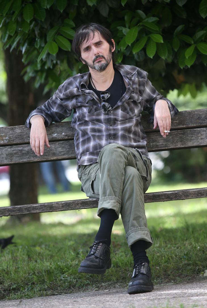 No, tada se sudbina okrutno poigrala. U teškoj nesreći poginuo je gitarist Marin Pokrovac, a rat rasipa originalnu postavu. Bare se seli u Zagreb i tone sve dublje u pakao heroina, no ne odustaje od glazbe.

