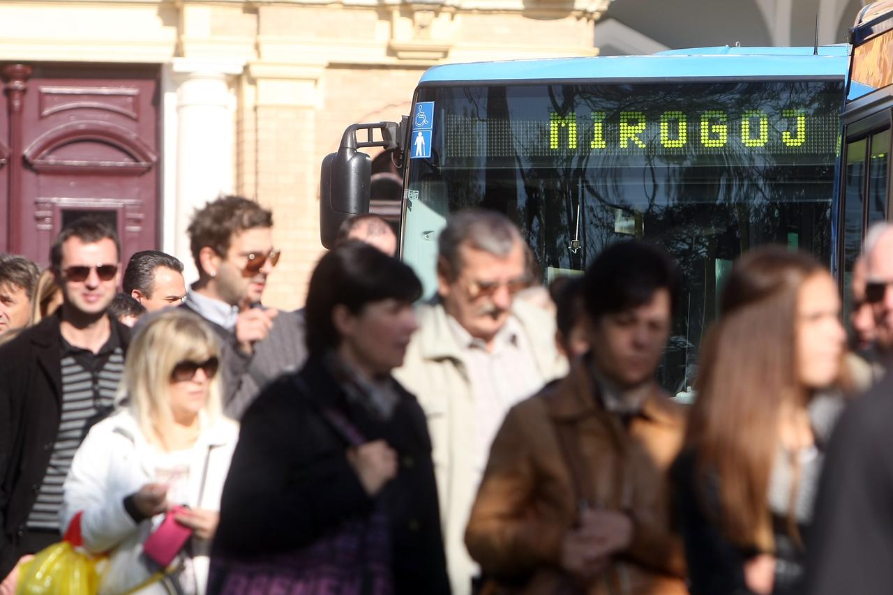 01.11.2013., Zagreb - Povodom blagdana Svih Svetih ZET je uveo dodatne autobuse na redovne linije s Kaptol na Mirogoj i Krematorij. Photo: Luka Stanzl/PIXSELL
