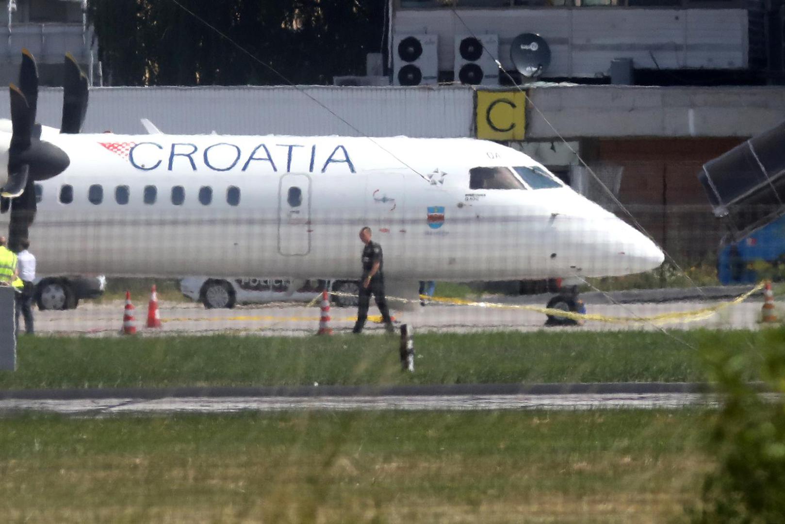 23.06.2022., Sarajevo, Bosna i Hercegovina - Avion Croatia Airlinesa koji je sinoc iz Zagreba sletio na pistu Medjunarodnog aerodroma u Sarajevu i za kojeg se sumnja da imaostecenja nastala iz vatreng oruzja. Photo: Armin Durgut/PIXSELL