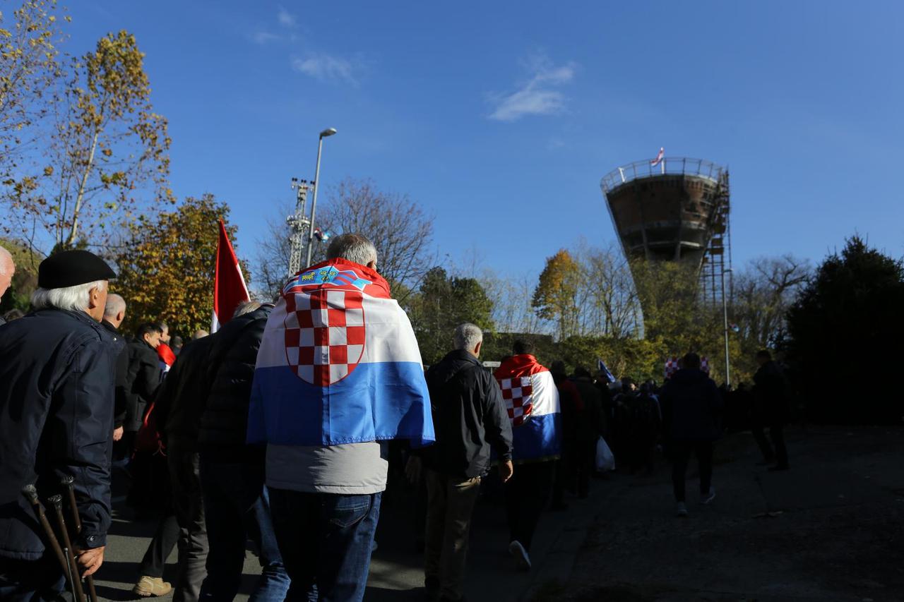 Vukovar: Križni put - Kolona sjećanja na putu prema Memorijalnom groblju