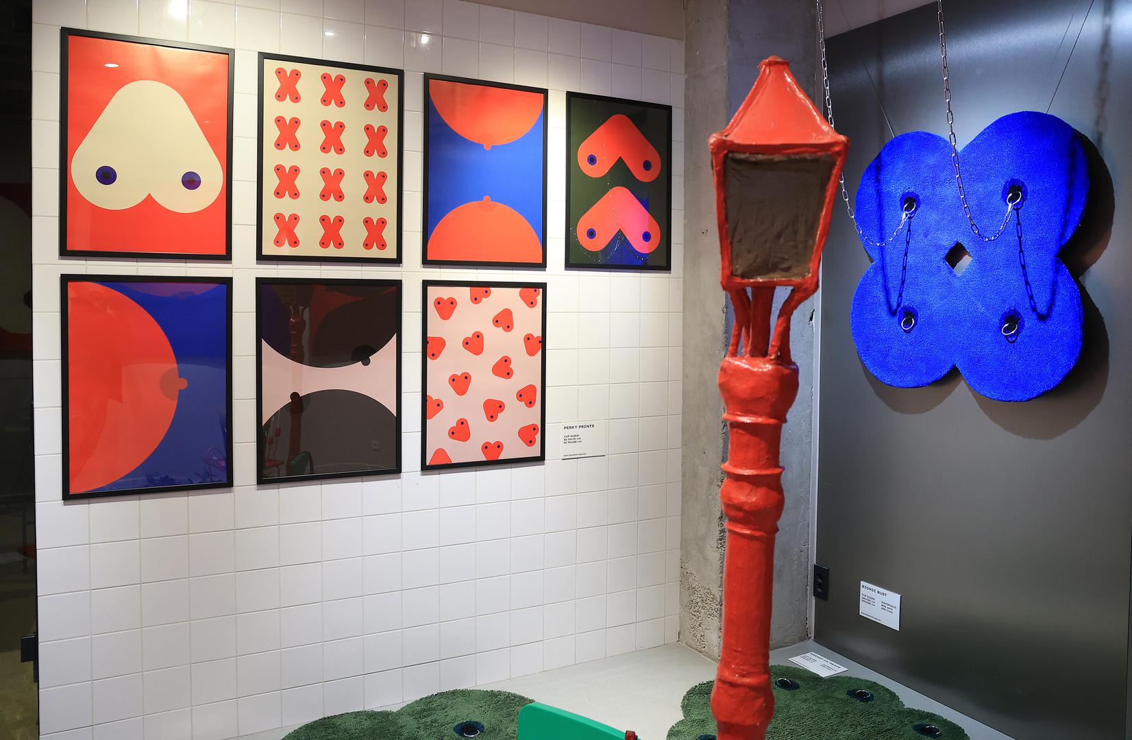 Tepisi, u ovome slučaju, nisu samo u ulozi namještaja, već preispitivanjem društvenih normi pozivaju na oslobađanje od tabua i afirmaciju ženske snage, a ovom izložbom mlada umjetnica slavi žensko tijelo na način koji osnažuje i pozitivno utječe, što stvara savršen balans između nježnosti i bestidnosti.