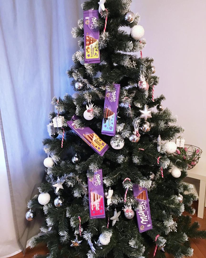 Andrea Andrassy svoje božićno drvce ukrasila je čokoladama. 