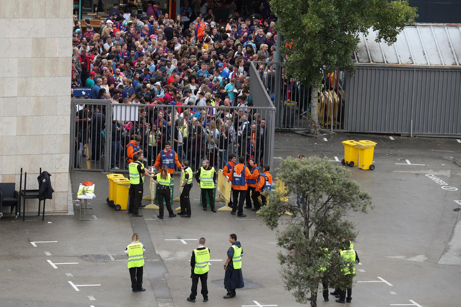 Uzalud su navijači čekali ispred stadiona, vrata su za njih ostala zatvorena.