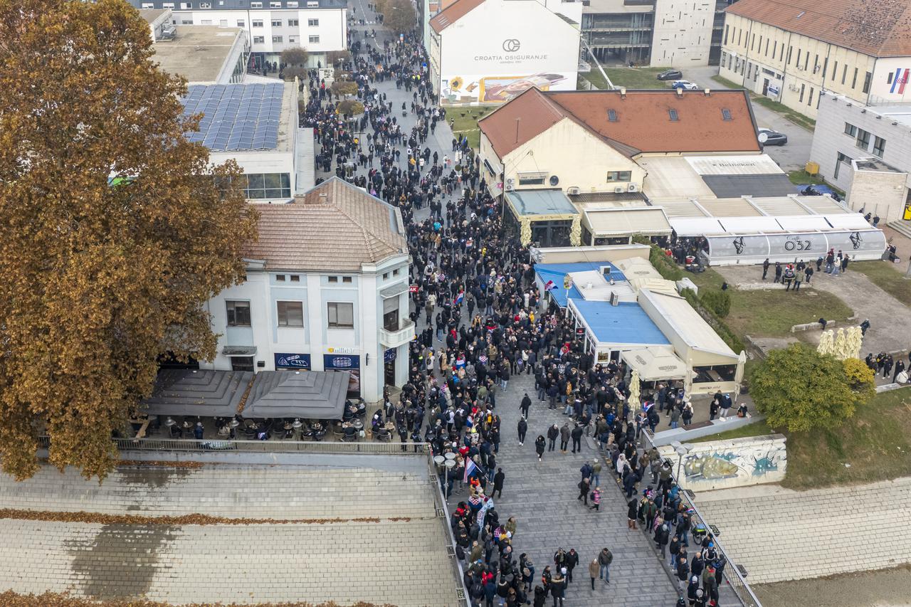 Vukovar: Pogled iz zraka na kolonu sjećanja