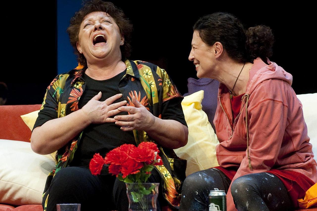 Vera Zima i Dubravka Ostojić u sceni iz predstave 