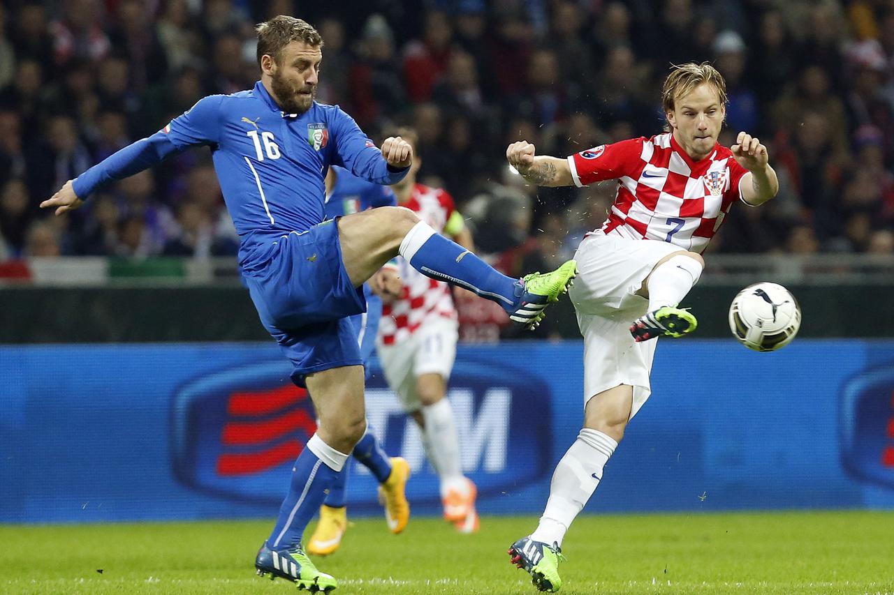 Italy's Daniele De Rossi (L) fights for the ball with Croatia's Ivan Rakitic during their Euro 2016 qualifying soccer match at the San Siro stadium in Milan November 16, 2014. REUTERS/Alessandro Garofalo (ITALY - Tags: SPORT SOCCER)