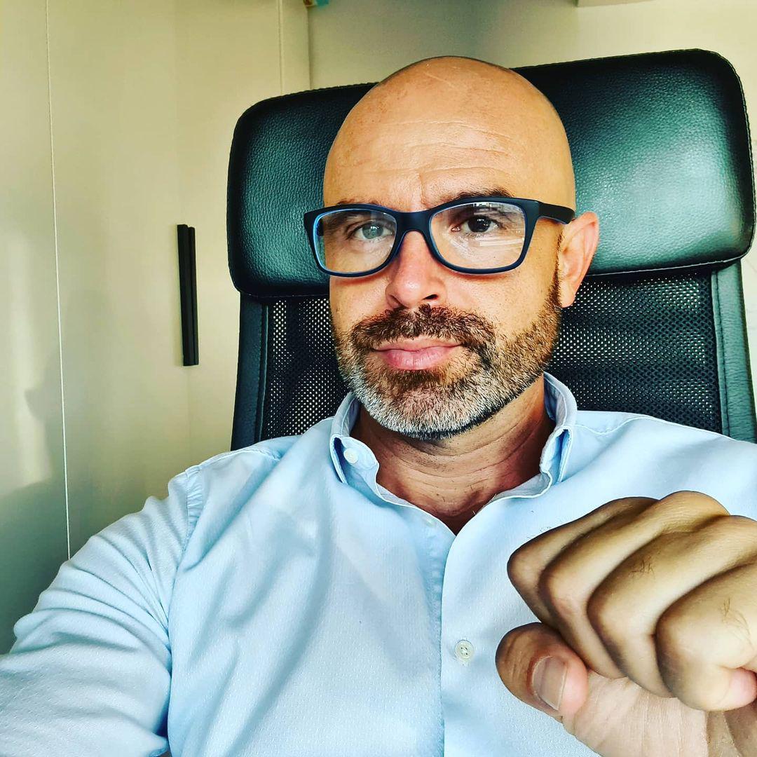 "Kao otac, vjerujem da je ključno djetetu omogućiti da što prije nauči voziti bicikl bez pomoćnih kotačića, jer tako mu dajete priliku da ili uspješno vozi, ili padne. Obje situacije ga brže vode prema uživanju u vožnji."