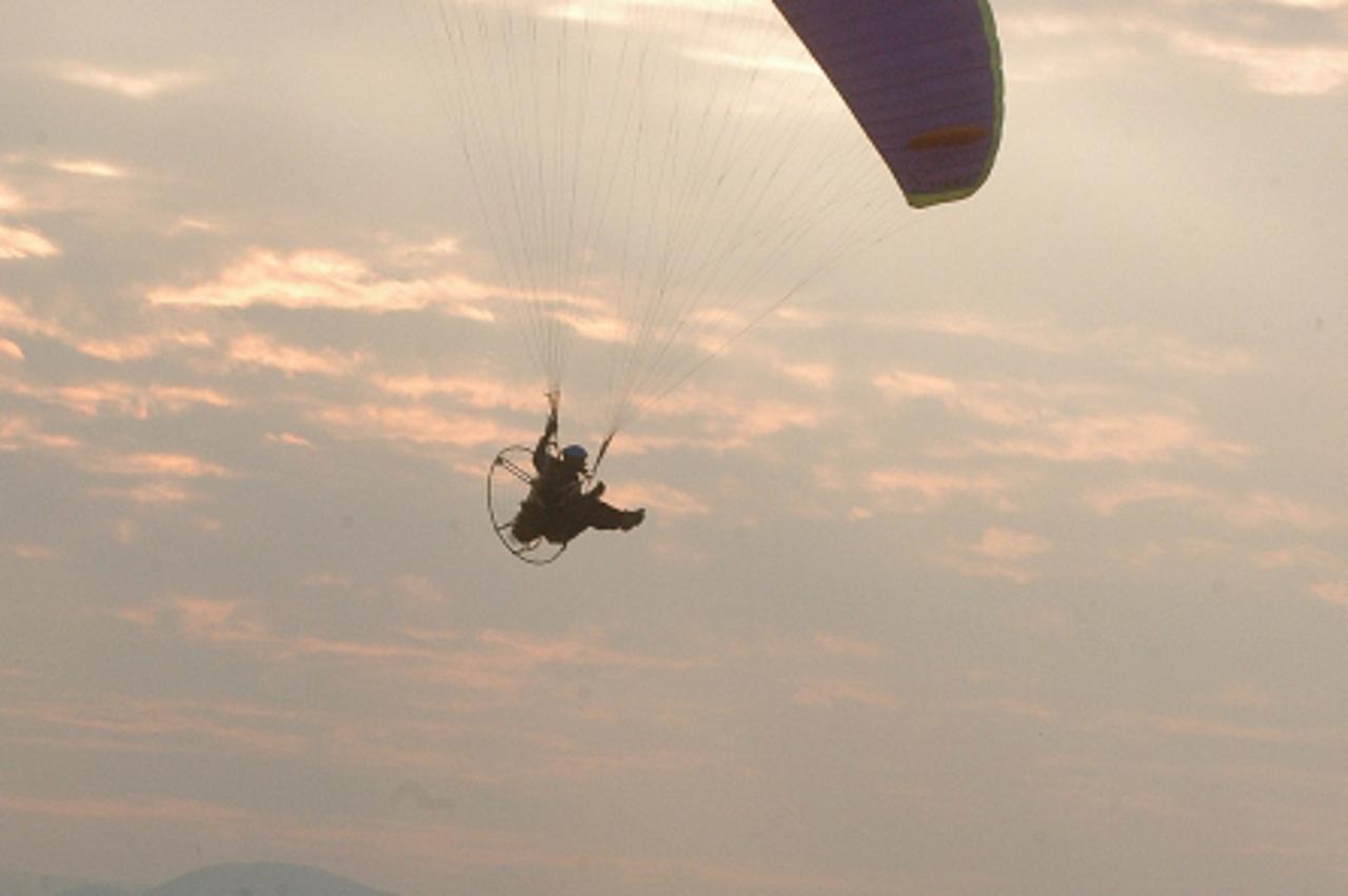 'ned....zgb...20.03..2005. paraglajder u preleru save izmedju jankomirskog i podsusedskog mosta snimio:boris scitar'