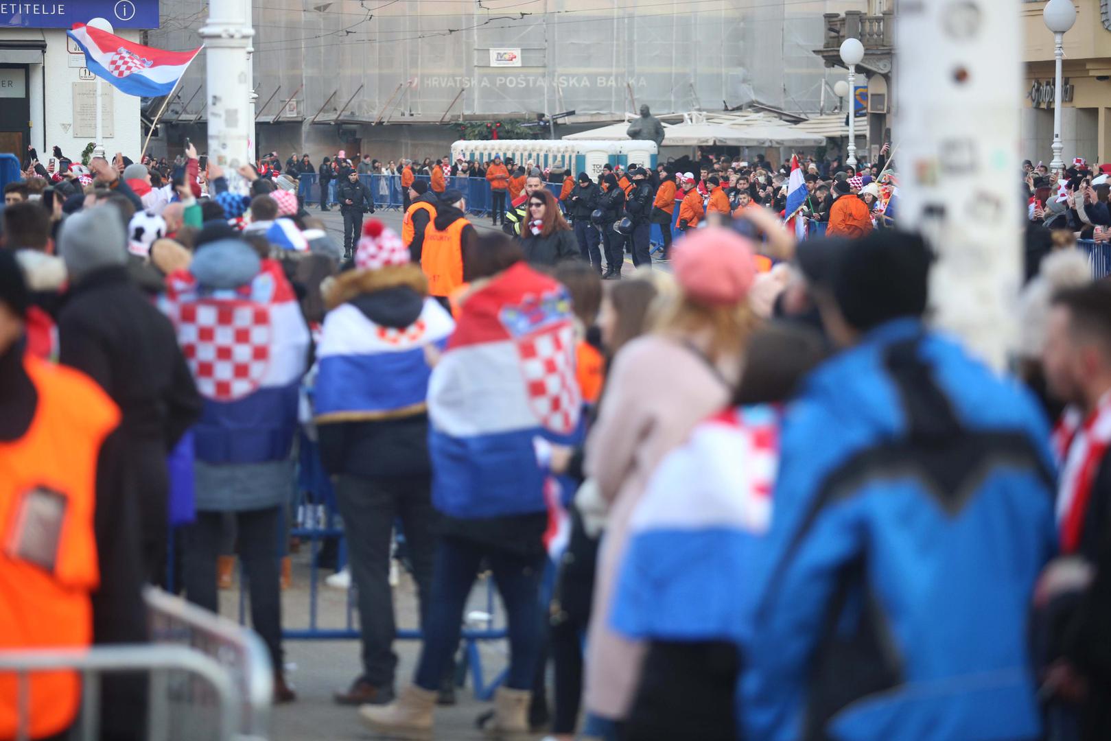 18.12.2022., Zagreb - Okupljanje vatrenih navijaca prije svecanog doceka hrvatskih reprezentativaca. Photo: Lovro Domitrovic/PIXSELL