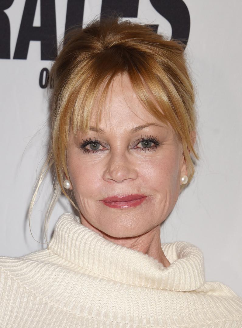 Ali fotografije pokazuju i kako je 60-godišnja glumica poprilično uništila lice botoksom i operacijama koji nisu uspjeli ukloniti bore i starenje. 