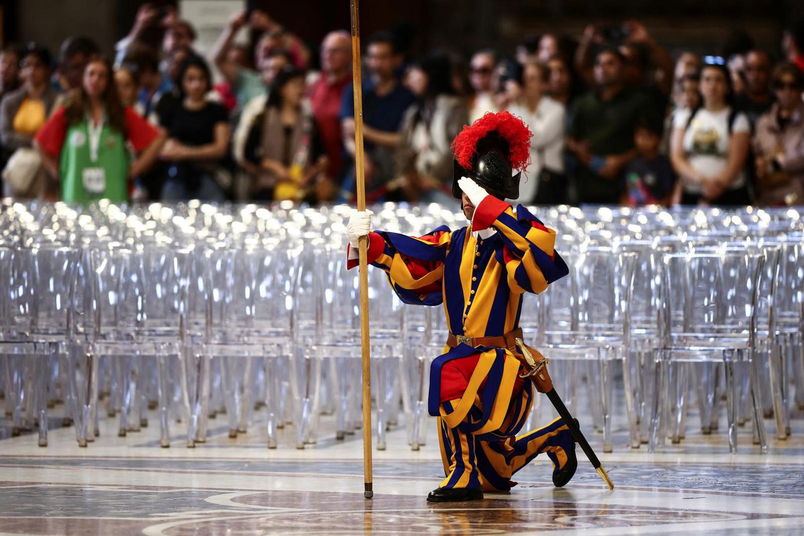 Također, kandidati moraju imati završenu vojnu obuku u Švicarskoj te posjedovati najmanje srednju stručnu spremu ili diplomu, a njihovu prijavu mora podržati i lokalni župnik.

