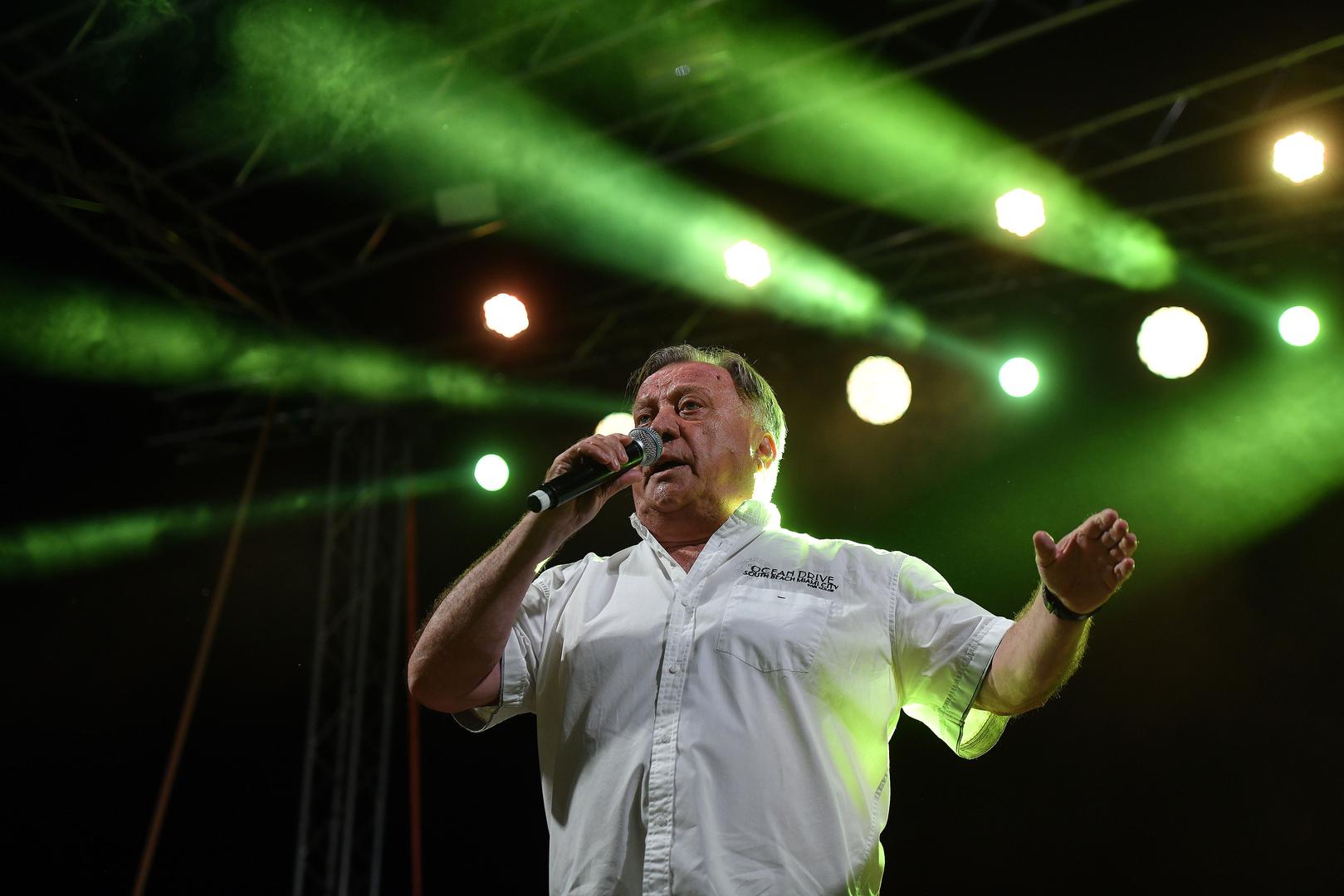 Tada je na početku njihove veze radila u tvornici čokolade, dok je Halid tek započinjao svoju karijeru i snimio prvi singl. 