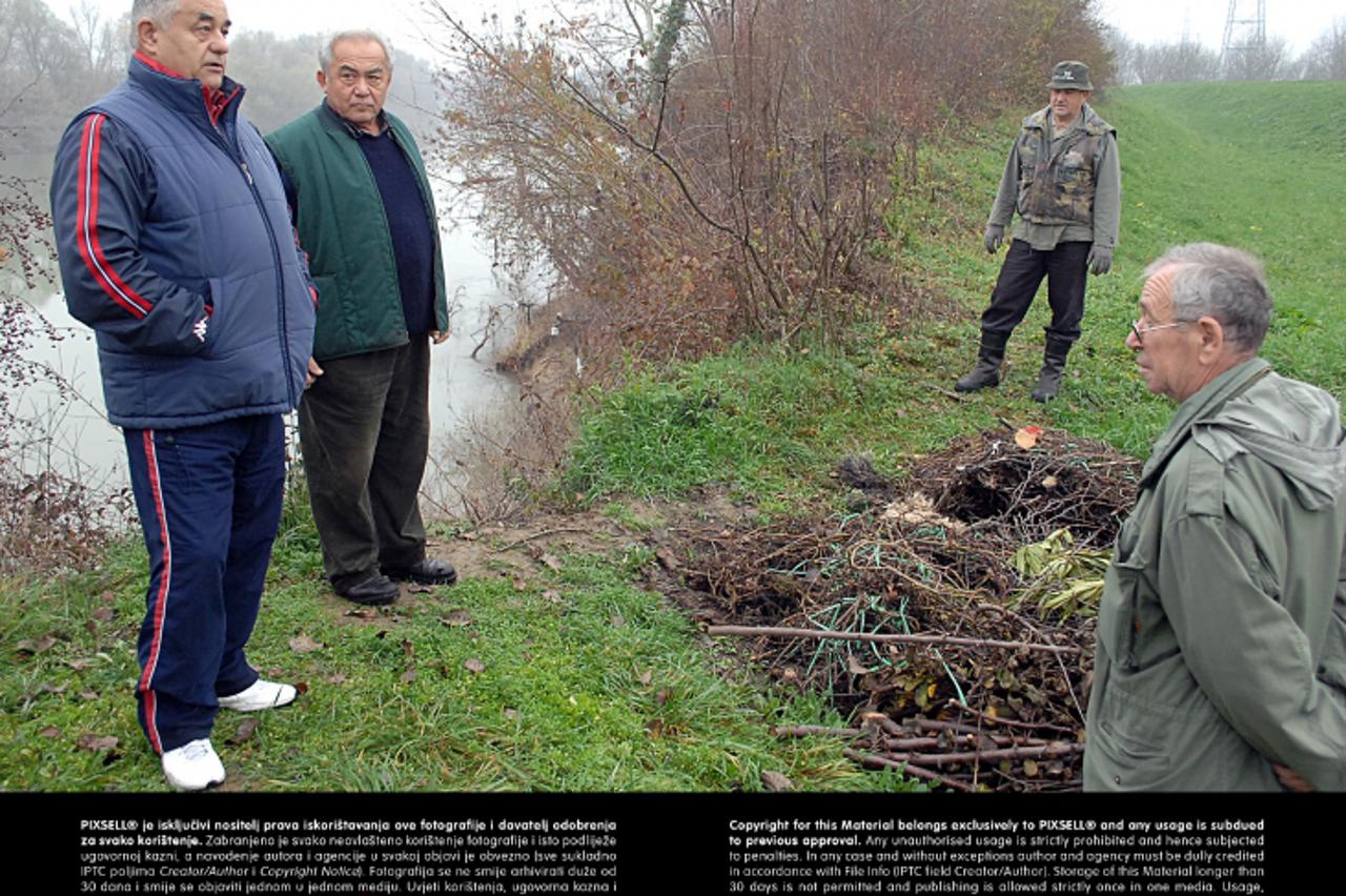 '21.11.2012., Sisak - Stanovnike Ulice Marijana Celjaka na Zelenom brijegu brine ostecenje savskog nasipa,  na koje nadlezne upozoravaju vec godinama.  Photo: Nikola Cutuk/PIXSELL'