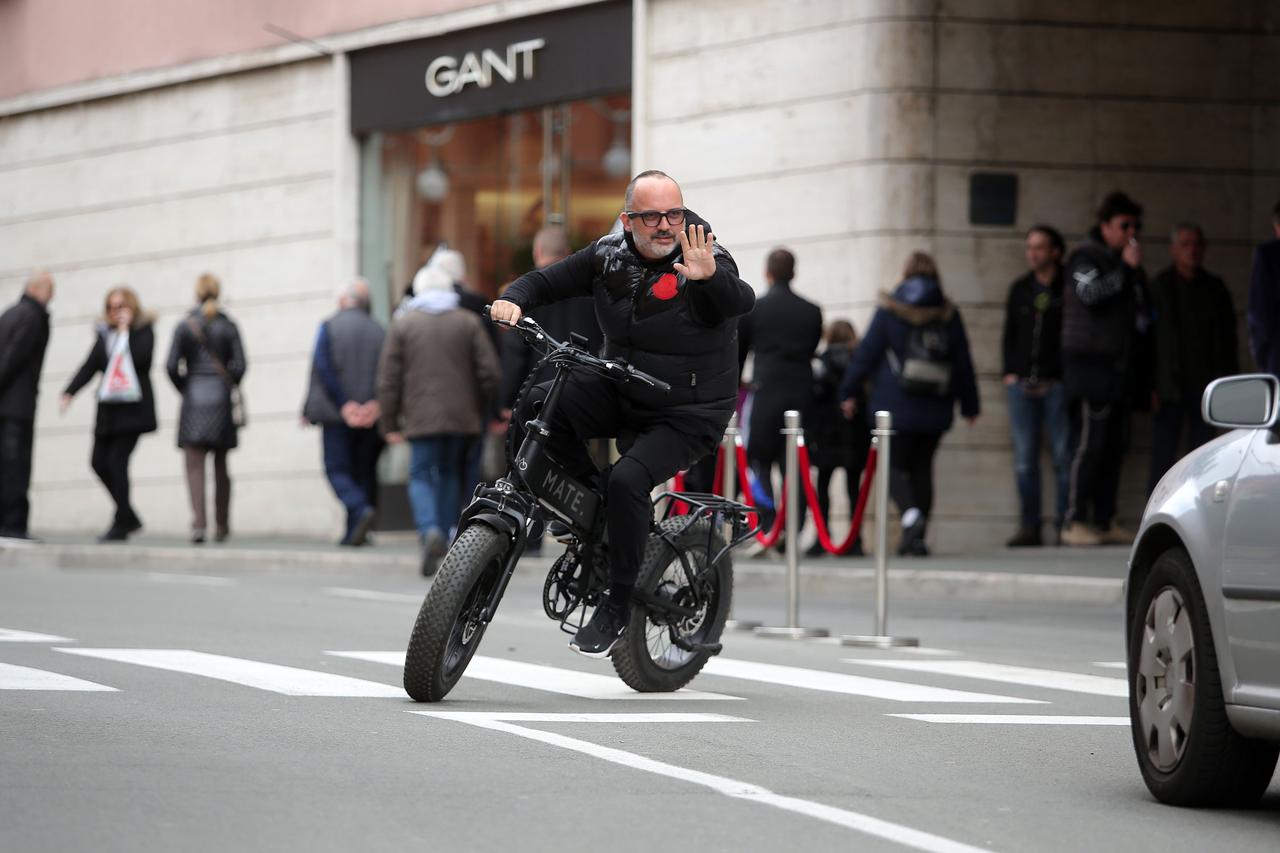 Tony Cetinski provozao se po Opatiji na elektri?nom biciklu