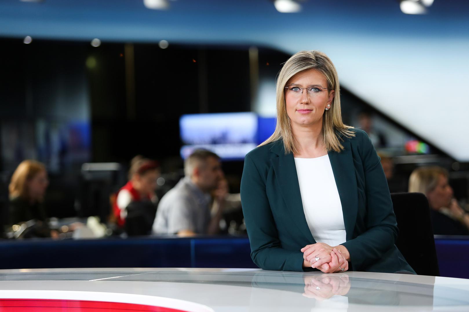 Najpopularnija i najomiljenija voditeljica Dnevnika Nove TV, Romina Knežić godinama uveseljava gledatelje svojim prezentiranjem i vođenjem vijesti informativnog programa.