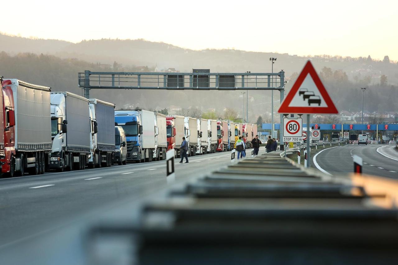 Konvoj kamiona čeka polazak prema Srbiji i BiH