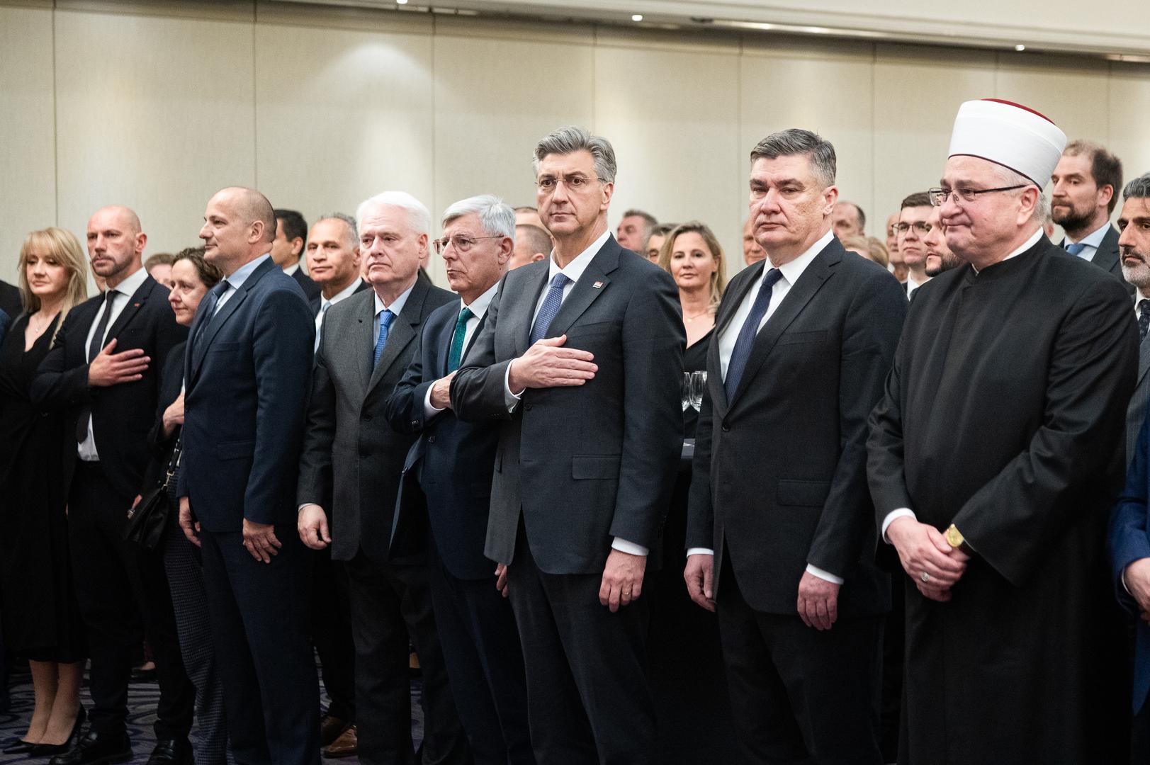 "Odnos kršćana i muslimana u ovom dijelu svijeta je bio kompleksan, a danas je puno bolji nego što je ikada bio, u Hrvatskoj naročito. Svega je tu bilo, povijesti naših naroda su toliko isprepletene porijeklom, putevima emigracija i svime onime što se događalo u zadnjih nekoliko stotina godina da je ovo na neki način nenadano sretan rasplet. Živimo normalne živote, privatne i javne", poručio je Milanović na obilježavanju obljetnice.