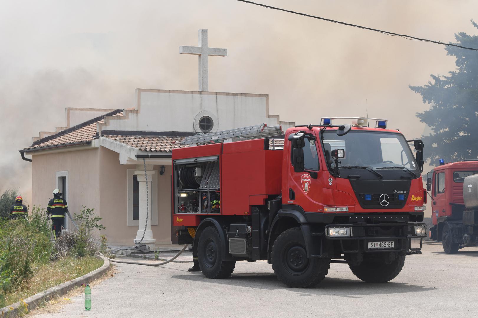 13.07.2023.,Sibenik - U gašenju požara otvorenog prostora koji je izbio na lokaciji Grebaštica u Šibensko-kninskoj županiji, trenutno sudjeluje 79 vatrogasaca sa 28 vatrogasnih vozila, Intervencijska vatrogasna postrojba Šibenik, 3 protupožarna zrakoplova Canadair CL-415, 2 protupožarna zrakoplova Air Tractor. Photo: Hrvoje Jelavic/PIXSELL