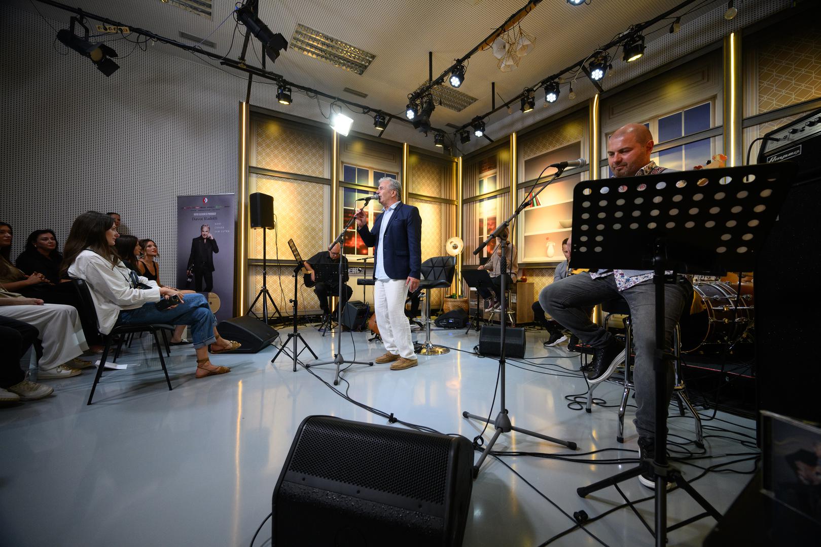 Inače, Lea je s ocem 2020. godine objavila duet "Novi čovjek sam sutra", a ranije je bila pjevačica sastava Judette koji više ne djeluje. 