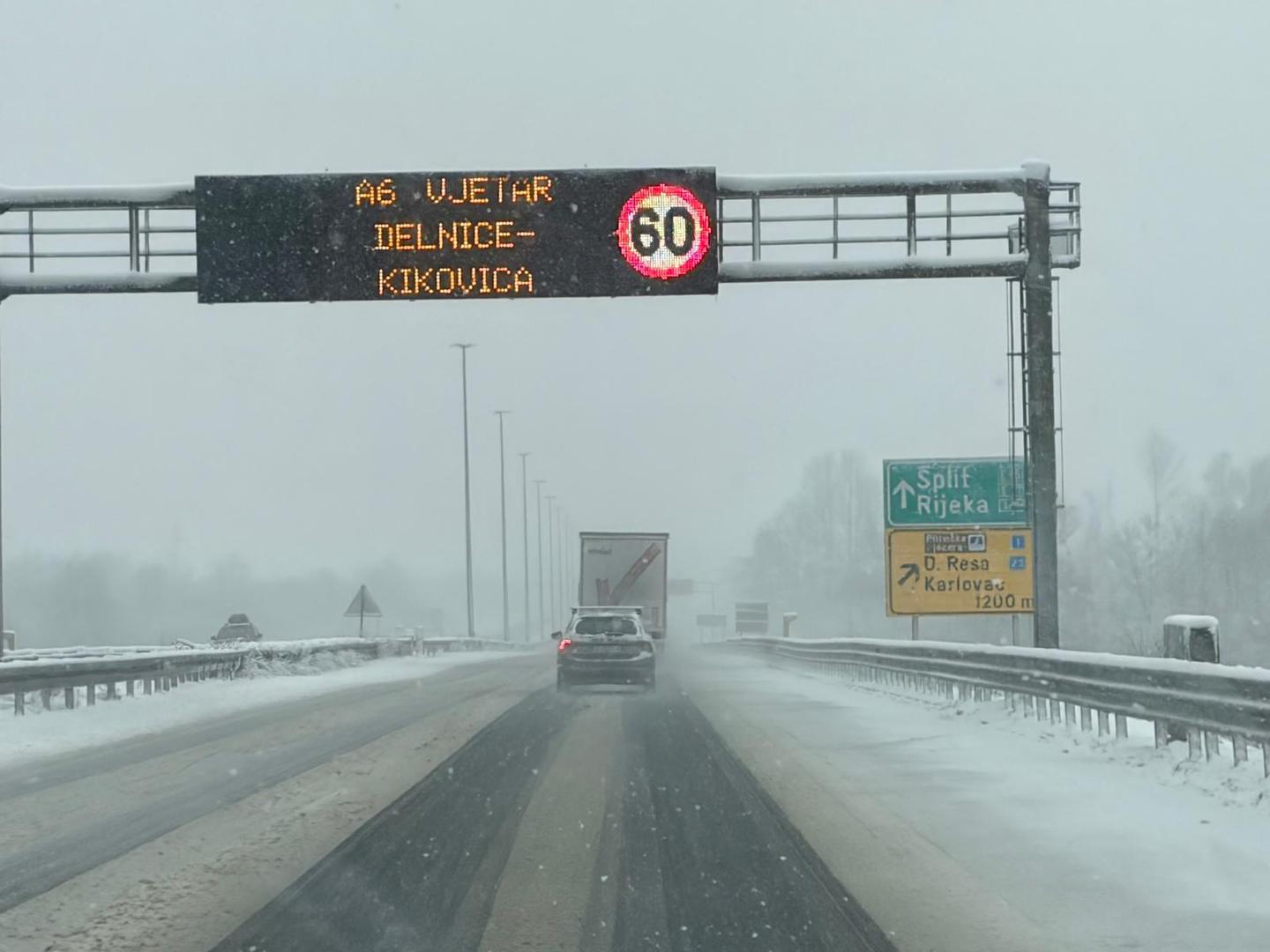 Novinarka Večernjeg lista javlja kako na autocesti A1 u blizini Karlovca nije bajno. Gužve u smjeru mora nema, ali probem stvaraju snijeg i led. Kod Vukove Gorice policija vozače kamiona preusmjerava na alternativne rute

