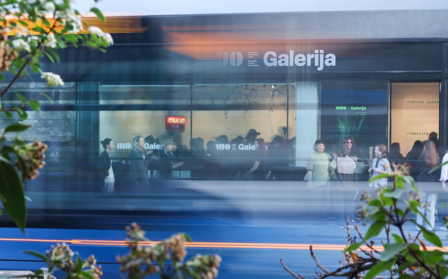 U srijedu 29. travnja, također u 18 sati, MUO Galeriju posjetit će Klara Petrović. U online sferi poznata kao @klapet, a izvan nje kao kustosicu u kustoskom kolektivu KUĆĆA. Istražit će se gdje se kustoska praksa isprepleće sa stvaranjem sadržaja za društvene mreže, kako se prisutnosti u online i offline sferama međusobno oblikuju, što je sa korištenjem pažnje kao valute i još mnogo toga o umjetnosti, dizajnu, analognom i digitalnom