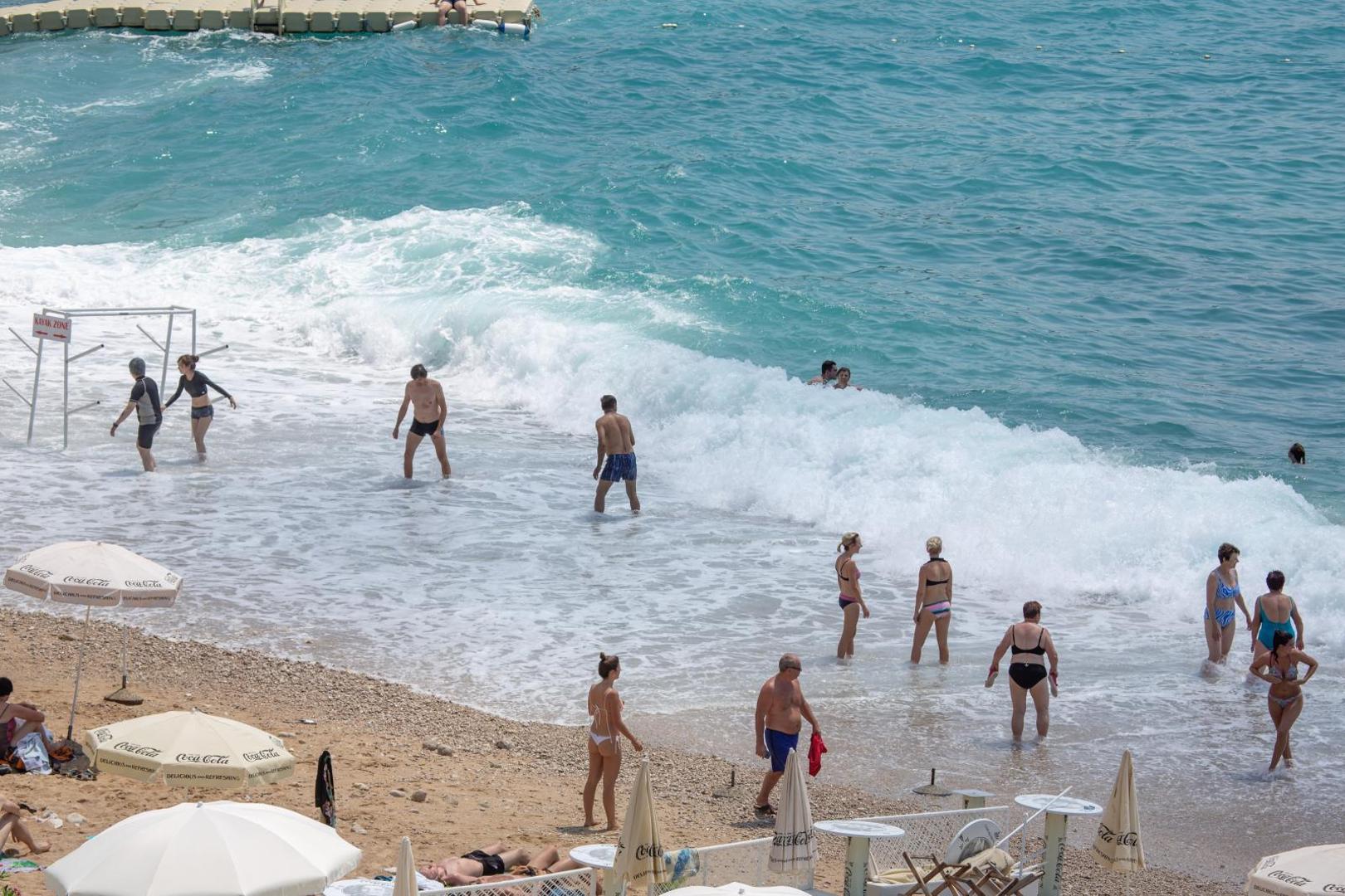 U Jadranskom moru prebivaju neke otrovne ribe, a za turiste, kupače, ronioce i ribolovce najopasnije su ribe koje imaju otrovne bodlje u perajama, repu ili na škržnim poklopcima, te ribe otrovnog ugriza. 