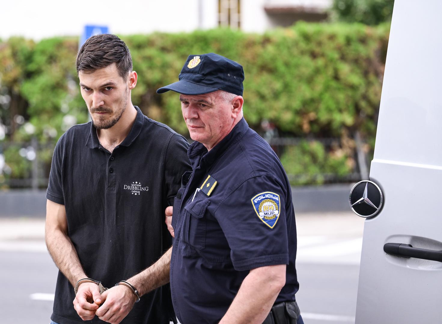 Tijekom incidenta, koji se dogodio u četvrtak oko 16.25 sati na parkiralištu kod Arena Centar Zagreb, oštećeni je zadobio teške tjelesne ozljede, uključujući prijelom zuba.