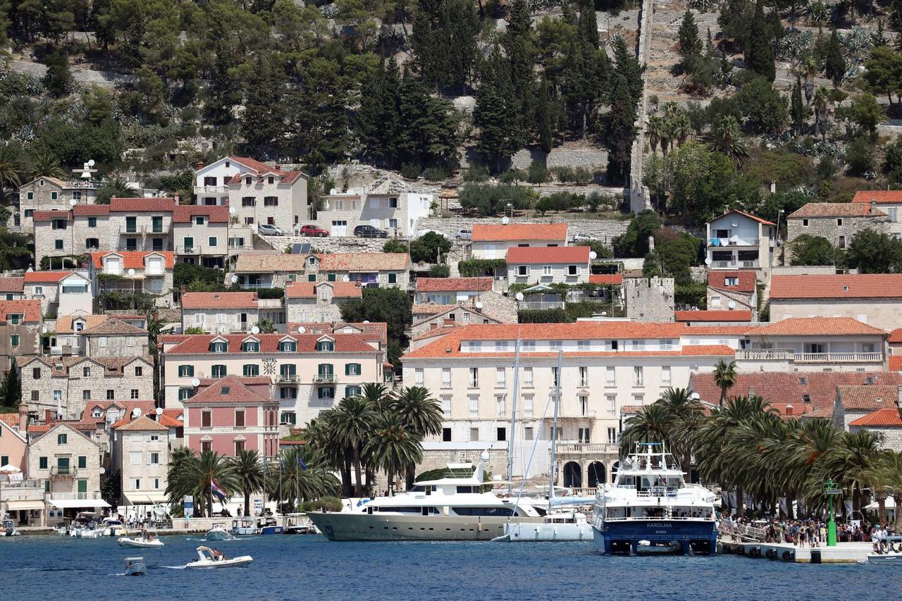 Pogled s trajekta na grad Hvar