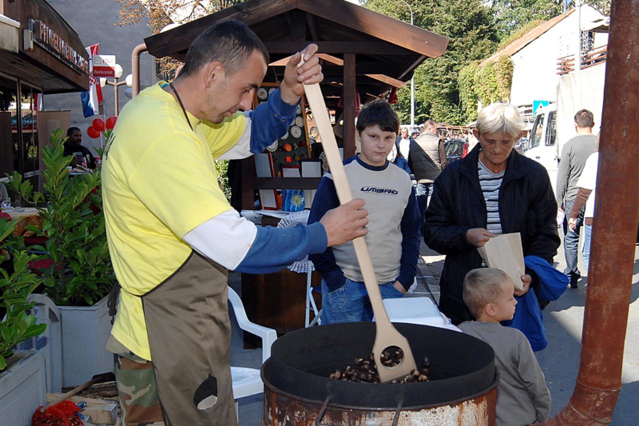 \'08.10.2011., Hrvatska Kostajnica - I ovogodisnja kostajnicka Kestenijada privukla je mnostvo izletnika iz svih krajeva Hrvatske,a domacini su se pobrinuli za bogatu ponudu pecenih kestena i raznih s
