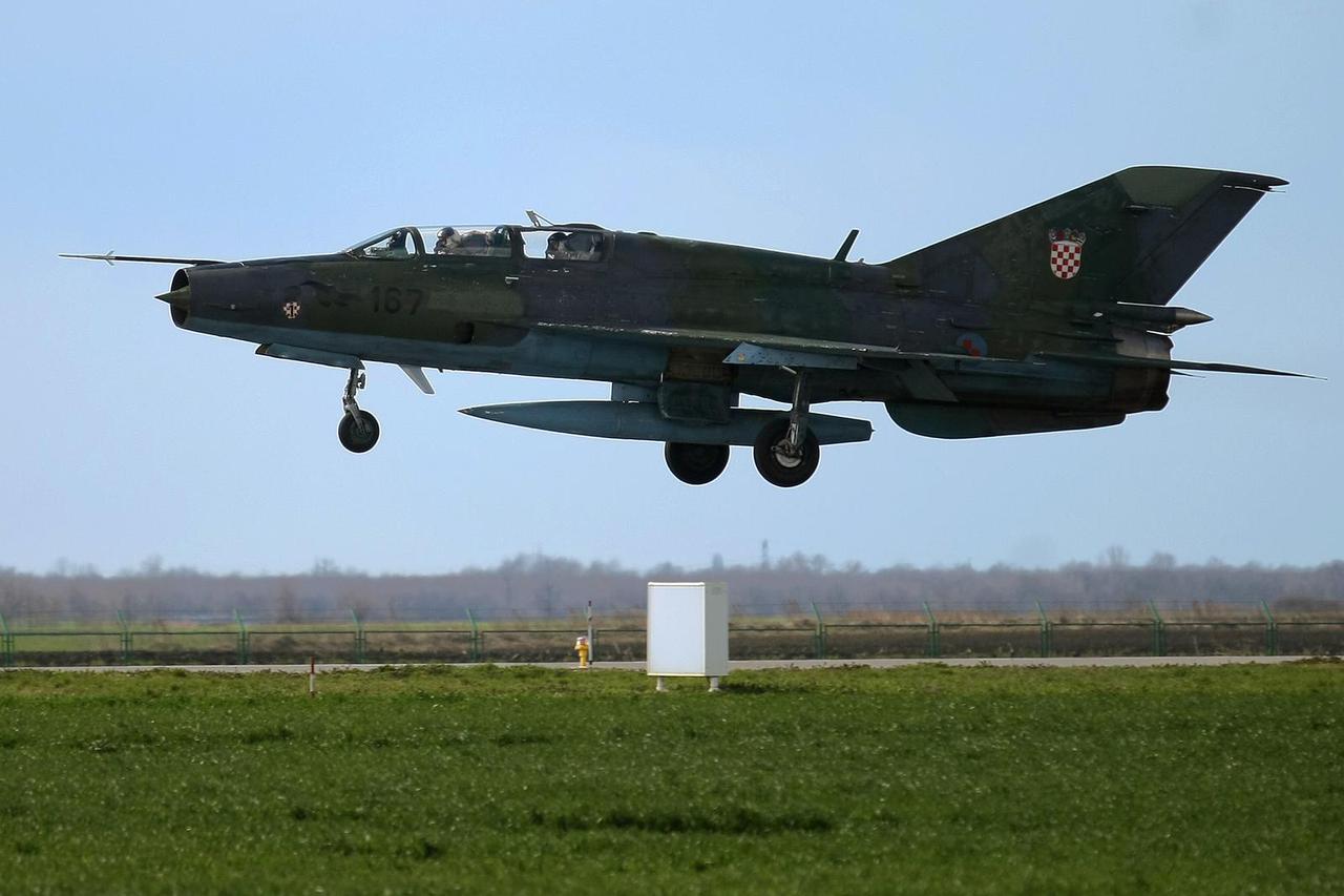Osijek: Vježba mladih pilota MORH-a na avionu mig 21