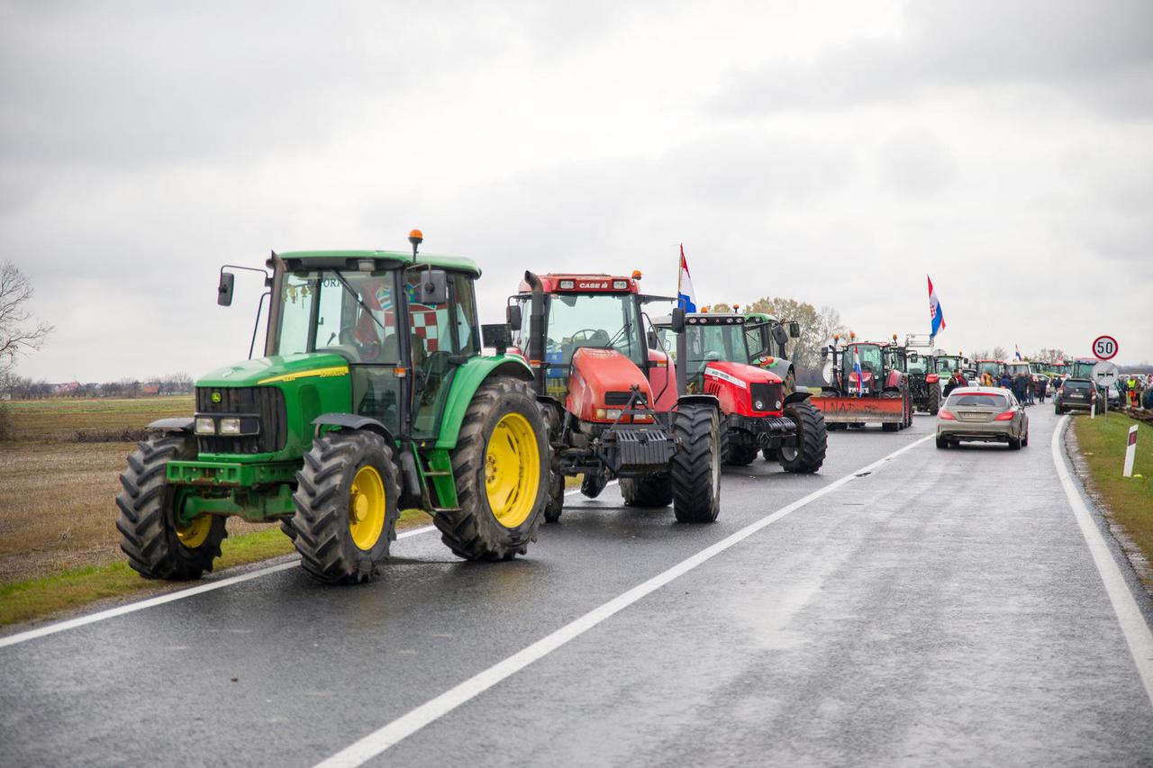 Svinjogojci blokirali promet kod Županje