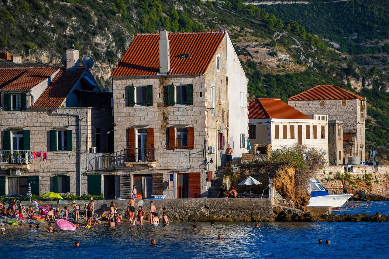 Turisti uživaju u Komižu na ljetovanju