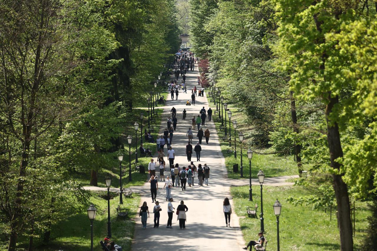 Zagreb: Brojni građani iskoristili sunčanu nedjelju za šetnju Maksimirom