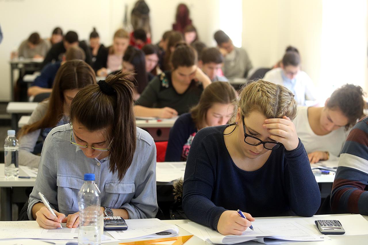 06.03.2016., Zagreb - Na Otvorenom ucilistu Algebra odzano je najvece testiranje za drzavnu maturu na kojem je sudjelovalo 1800 buducih studenata.  Photo: Goran Stanzl/PIXSELL Photo: Goran Stanzl/PIXSELL