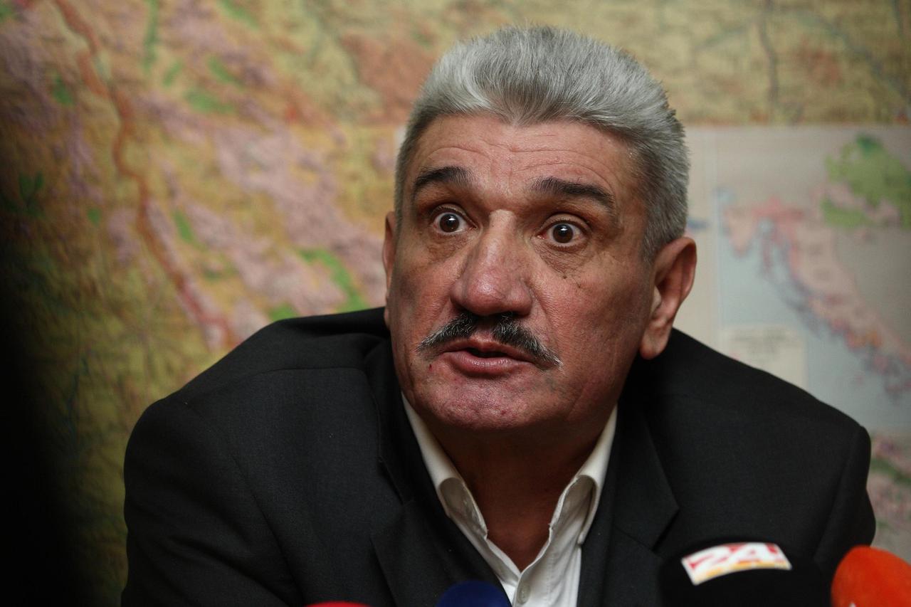 19.01.2011., HIP, Teslina 10, Zagreb - Hrvatski pisac, politicar i admiral u mirovini Davor Domazet Loso odrzao je konferenciju za medije povodom ponovnog otvaranja istrage te izvida o njegovoj ulozi u akciji Medacki dzep.  Photo: Davor Puklavec/PIXSELL