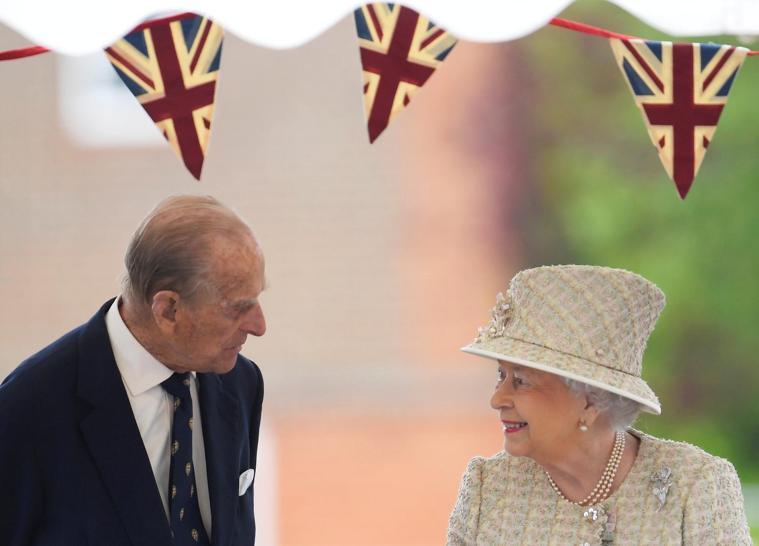 Među njima nisu bile tri od četiri Phillipove sestre koje su bile udane za njemačke plemiće povezane s nacistima. Stotine tisuća ljudi na ulicama Londona pratile su procesiju, a procjenjuje se da je 200 milijuna slušatelja pratilo vjenčanje slušajući radijski program BBC-ja.