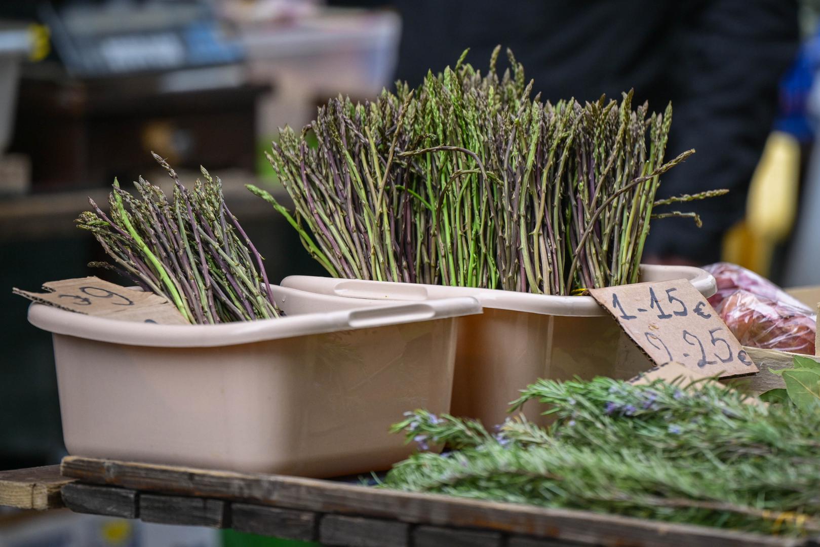 Omiljeno proljetno povrće može se pronaći na nekoliko štandova zagrebačke tržnice, a oni kojima su trenutačne cijene previsoke, mogu i sami otići u berbu.